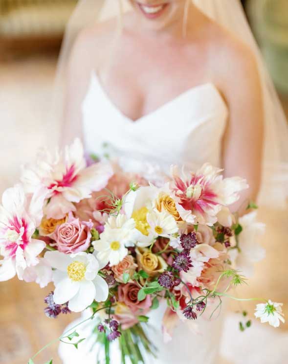 Novia con un ramo de flores en una boda en cantabria