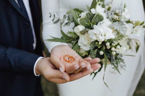 PAREJA con un ramo de flores