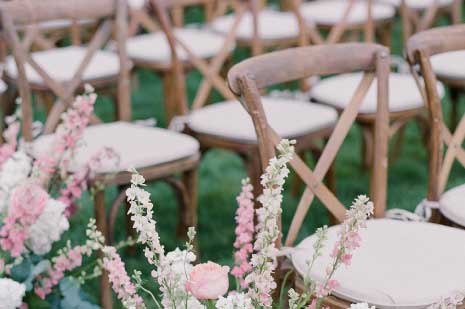 sillas organizadas en boda